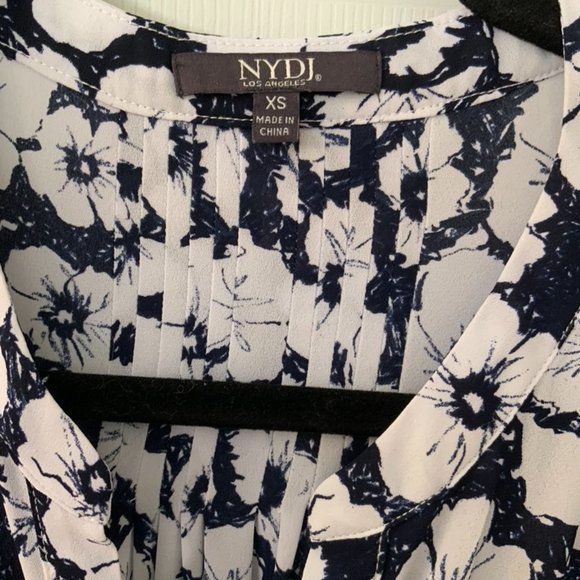 NYDJ floral split neck pin tuck blouse Size XS - Picture 2 of 3